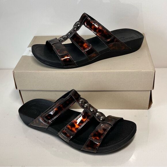 Clarks Pical Cusick Patent Leather Fashion Sandals - Picture 1 of 7
